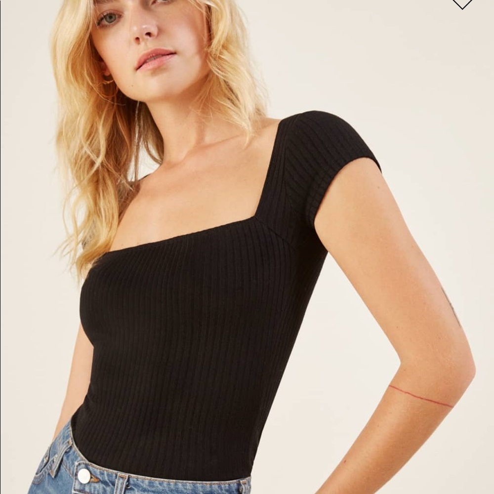 👀 ICONIC Reformation Bardot top